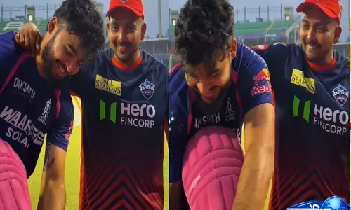 IPL 2026: DC vs RR के मैच से पहले पृथ्वी शॉ ने रियान पराग के साथ शेयर किया गर्मजोशी भरा पल IPL 2026: DC vs RR के मैच से पहले पृथ्वी शॉ ने रियान पराग के साथ शेयर किया गर्मजोशी भरा पल