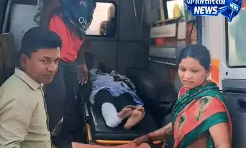परीक्षा देने जा रही छात्रा को तेज रफ्तार बाइक ने मारी टक्कर, पैर टूटा परीक्षा देने जा रही छात्रा को तेज रफ्तार बाइक ने मारी टक्कर, पैर टूटा