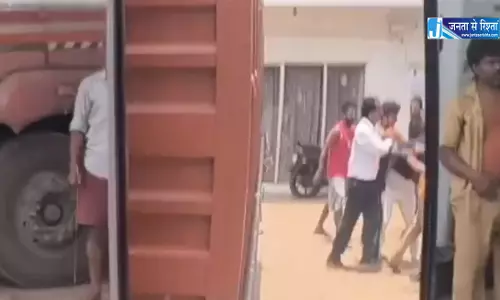 पेट्रोल को लिमिट से ज्यादा देने का विरोध, मैनेजर पर सरेआम हमला पेट्रोल को लिमिट से ज्यादा देने का विरोध, मैनेजर पर सरेआम हमला