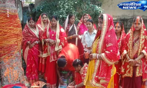 Vat Savitri व्रत पर धनबाद में श्रद्धा का माहौल, सुहागिन महिलाओं ने की पूजा-अर्चना