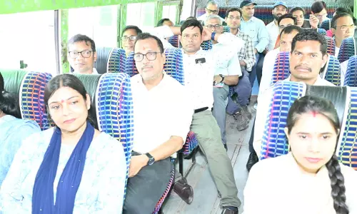 सुशासन तिहार में अधिकारियों ने पूल वाहन से पहुंचे शिविर