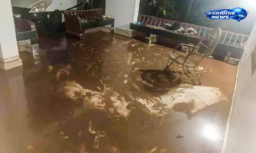 Kerala : भारी बारिश में नेशनल हाईवे से बहा कीचड़युक्त पानी Kerala : भारी बारिश में नेशनल हाईवे से बहा कीचड़युक्त पानी
