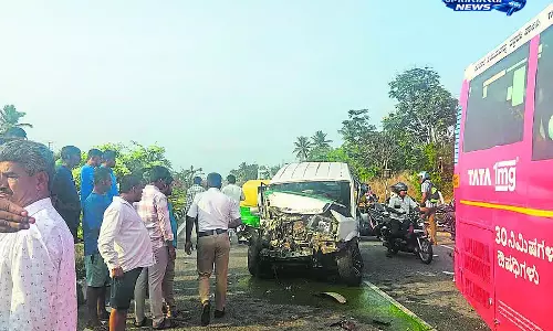 Karnataka : तेज़ रफ्तार कार और स्कूल बस की टक्कर, सात लोग घायल