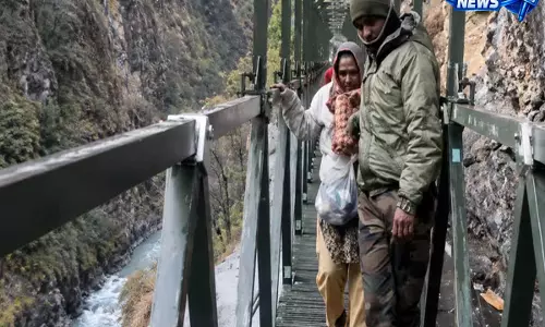 Sikkim: लैंडस्लाइड के बाद नाथू ला रूट पर फंसे टूरिस्ट को सेना ने बचाया