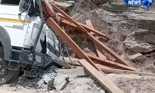 हाईवे पर सागवान लकड़ी से भरा ट्रेलर चट्टान से टकराया, खलासी गंभीर हाईवे पर सागवान लकड़ी से भरा ट्रेलर चट्टान से टकराया, खलासी गंभीर