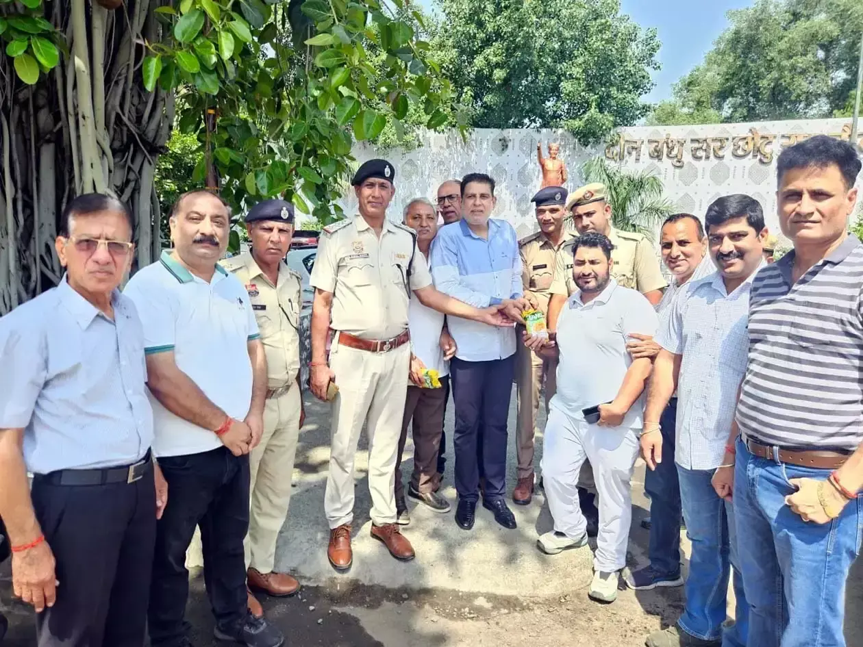 Hisar: गर्मी से राहत के लिए पुलिसकर्मियों को एनर्जी ड्रिंक दिए गए Hisar: गर्मी से राहत के लिए पुलिसकर्मियों को एनर्जी ड्रिंक दिए गए