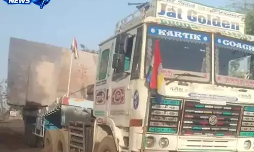 ओवरलोड ट्रेलर का पहिया सड़क में धंसा, 15 घंटे से भारी वाहनों की आवाजाही ठप ओवरलोड ट्रेलर का पहिया सड़क में धंसा, 15 घंटे से भारी वाहनों की आवाजाही ठप