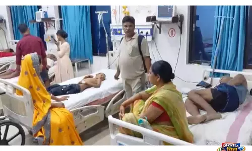 Bihar के सासाराम में मेले में झूले के गिरने से बच्चे और महिलाएं घायल Bihar के सासाराम में मेले में झूले के गिरने से बच्चे और महिलाएं घायल