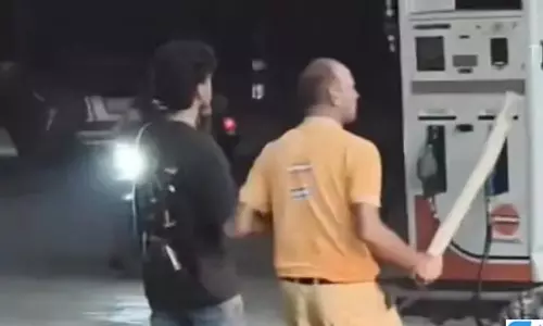 पेट्रोल पंप पर देर रात हंगामा, युवक से मारपीट के बाद, आरोपियों का निकाला जुलूस पेट्रोल पंप पर देर रात हंगामा, युवक से मारपीट के बाद, आरोपियों का निकाला जुलूस