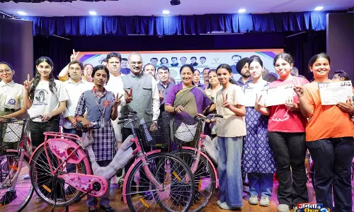 Delhi CM ने मेधावी स्कूली छात्राओं को साइकिलें बांटी, ईंधन संरक्षण के प्रयास पर दिया ज़ोर