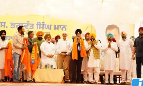 आम आदमी पार्टी में शामिल हुए पंजाब के पूर्व मंत्री सुरजीत सिंह रखड़ा