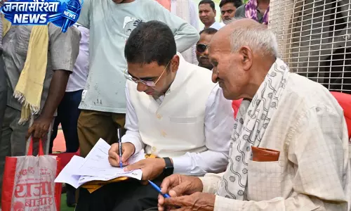 कलेक्टर कुलदीप शर्मा ने बुजुर्ग ग्रामीण के लिये लिखा आवेदन कलेक्टर कुलदीप शर्मा ने बुजुर्ग ग्रामीण के लिये लिखा आवेदन