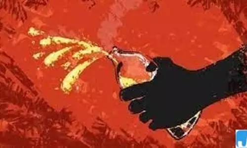 शादीशुदा प्रेमिका ने बात करना बंद किया तो प्रेमी ने पूरे परिवार पर फेंका तेजाब शादीशुदा प्रेमिका ने बात करना बंद किया तो प्रेमी ने पूरे परिवार पर फेंका तेजाब