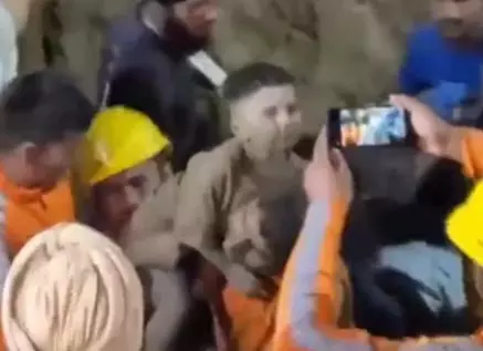 30 फीट अंदर बोरवेल में गिरा था, जिंदगी की जंग जीता मासूम 30 फीट अंदर बोरवेल में गिरा था, जिंदगी की जंग जीता मासूम