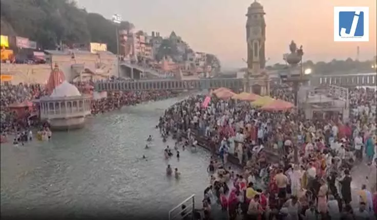 वट सावित्री व्रत और शनि अमावस्या पर प्रयागराज से हरिद्वार तक उमड़ी श्रद्धालुओं की भीड़, स्नान के बाद की पूजा-अर्चना वट सावित्री व्रत और शनि अमावस्या पर प्रयागराज से हरिद्वार तक उमड़ी श्रद्धालुओं की भीड़, स्नान के बाद की पूजा-अर्चना
