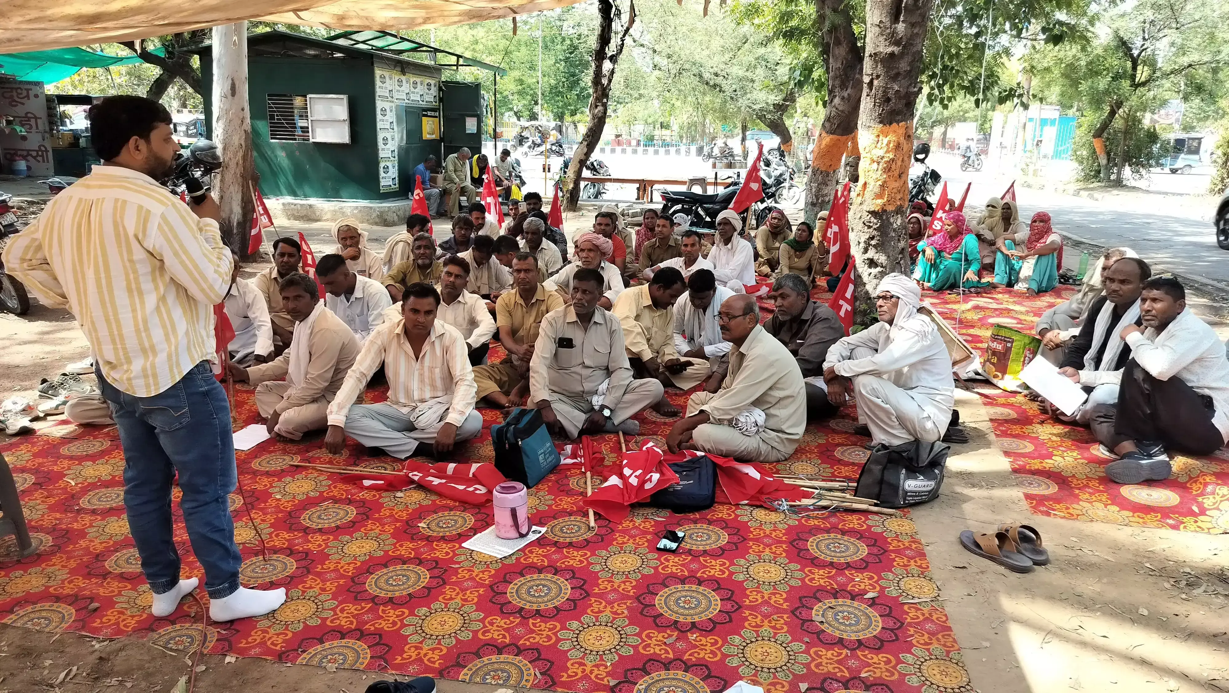 Jind: सफाई कर्मचारियों की हड़ताल से सेवाएं प्रभावित Jind: सफाई कर्मचारियों की हड़ताल से सेवाएं प्रभावित