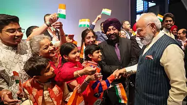 5 दिन का दौरा: PM Modi का नीदरलैंड में शानदार स्वागत 5 दिन का दौरा: PM Modi का नीदरलैंड में शानदार स्वागत