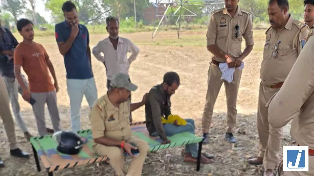 लोन न मिलने पर हाई-वोल्टेज ड्रामा: 25 लाख के लिए बिजली के टावर पर चढ़ा युवक, मचा हड़कंप लोन न मिलने पर हाई-वोल्टेज ड्रामा: 25 लाख के लिए बिजली के टावर पर चढ़ा युवक, मचा हड़कंप