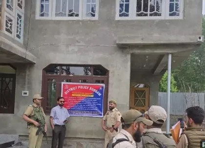 Budgam: तस्करों की अवैध संपत्ति पर चला बुलडोजर, कुर्की अभियान Budgam: तस्करों की अवैध संपत्ति पर चला बुलडोजर, कुर्की अभियान