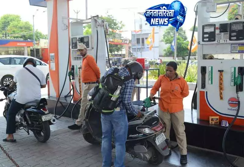 Karnal में यात्री और टैक्सी ऑपरेटर फ्यूल बढ़ोतरी से नाराज Karnal में यात्री और टैक्सी ऑपरेटर फ्यूल बढ़ोतरी से नाराज