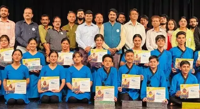 Jammu: रंगकर्मियों को सम्मानित कर मनाया गया स्थापना दिवस Jammu: रंगकर्मियों को सम्मानित कर मनाया गया स्थापना दिवस