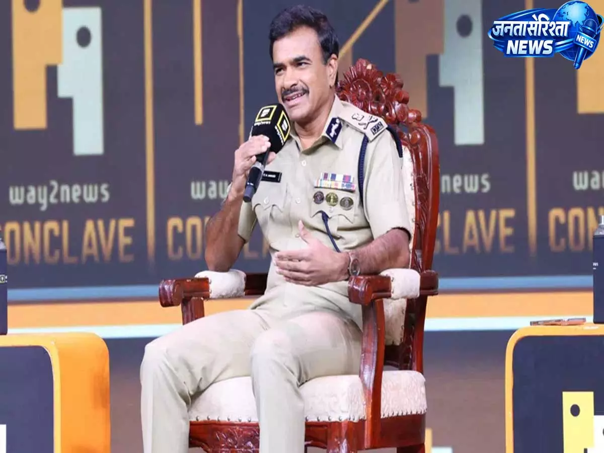 DGP CV आनंद ने तेलंगाना में नई पुलिसिंग पहल, साइबर क्राइम और रोड सेफ्टी पर जोर DGP CV आनंद ने तेलंगाना में नई पुलिसिंग पहल, साइबर क्राइम और रोड सेफ्टी पर जोर