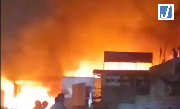 फर्नीचर मार्केट में भीषण आग, आठ दुकानें जलकर राख, 30 दमकल गाड़ियों ने घंटों बाद पाया काबू फर्नीचर मार्केट में भीषण आग, आठ दुकानें जलकर राख, 30 दमकल गाड़ियों ने घंटों बाद पाया काबू