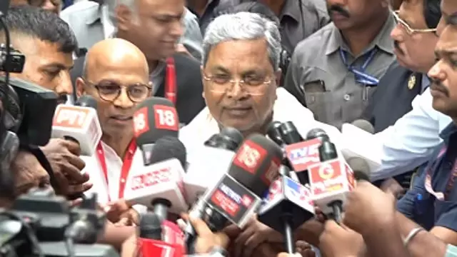 पेट्रोल-डीज़ल कीमत बढ़ोतरी पर Siddaramaiah का केंद्र पर हमला, फैसला जन-विरोधी बताया पेट्रोल-डीज़ल कीमत बढ़ोतरी पर Siddaramaiah का केंद्र पर हमला, फैसला जन-विरोधी बताया