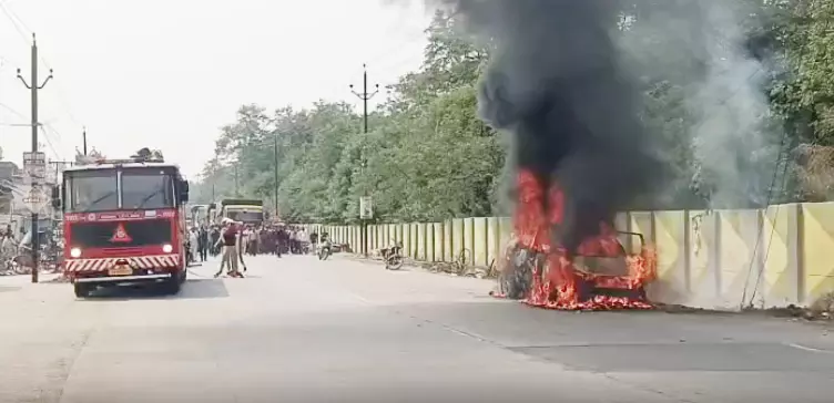 बीजेपी नेता के डॉक्टर भाई जिंदा जलने से बचे, कोरबा में कार में लगी आग बीजेपी नेता के डॉक्टर भाई जिंदा जलने से बचे, कोरबा में कार में लगी आग