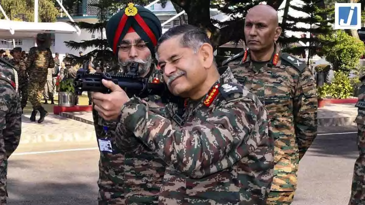 भारतीय सेना प्रमुख की PAK को चेतावनी, सख्त लहजे में कही ये बात भारतीय सेना प्रमुख की PAK को चेतावनी, सख्त लहजे में कही ये बात