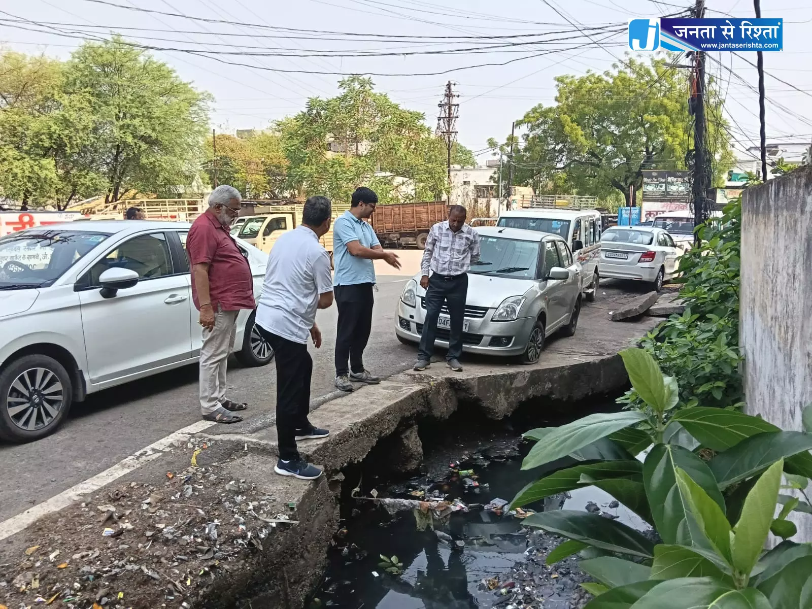 निगम आयुक्त संबित मिश्रा ने नालों की सफाई की प्रगति प्रत्यक्ष देखी निगम आयुक्त संबित मिश्रा ने नालों की सफाई की प्रगति प्रत्यक्ष देखी