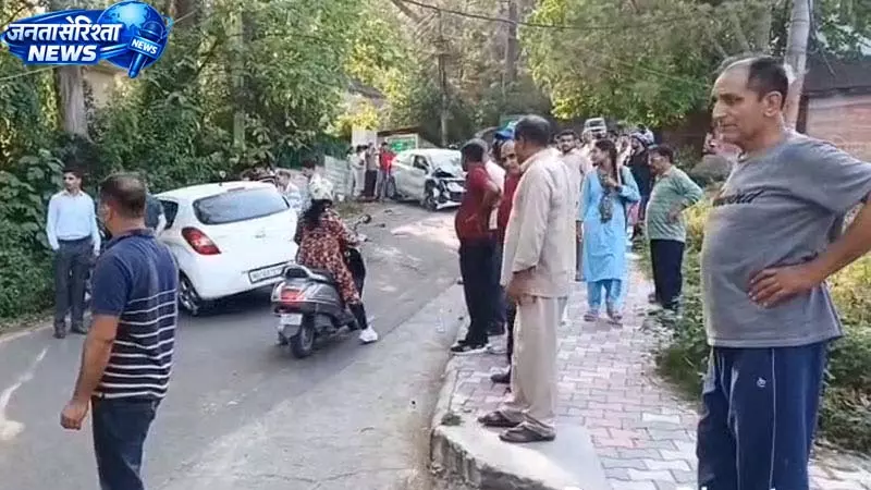हमीरपुर डांगक्वाली सड़क पर दो वाहनों की जोरदार टक्कर हमीरपुर डांगक्वाली सड़क पर दो वाहनों की जोरदार टक्कर