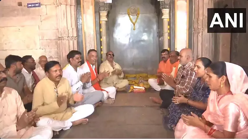 Bhopal : भोजशाला परिसर में भक्तों ने किया हनुमान चालीसा पाठ, वीडियो वायरल Bhopal : भोजशाला परिसर में भक्तों ने किया हनुमान चालीसा पाठ, वीडियो वायरल