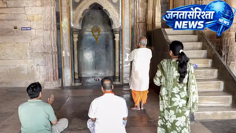 Dhar : भोजशाला परिसर में पूजा-अर्चना के लिए उमड़े भक्त, सरस्वती वंदना का आयोजन Dhar : भोजशाला परिसर में पूजा-अर्चना के लिए उमड़े भक्त, सरस्वती वंदना का आयोजन
