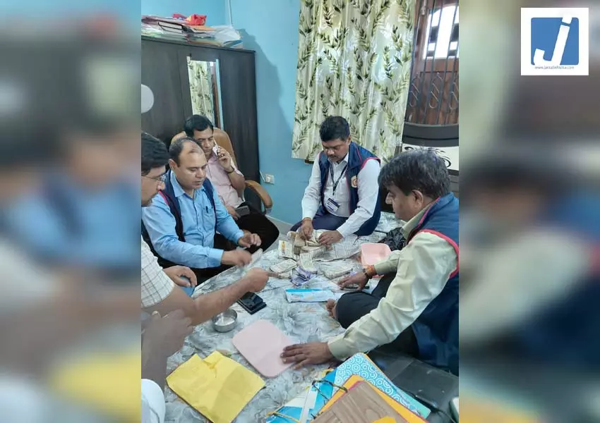2 करोड़ की बेहिसाब संपत्ति के मामले में एग्जीक्यूटिव इंजीनियर के ठिकानों पर छापा, 40 लाख बरामद 2 करोड़ की बेहिसाब संपत्ति के मामले में एग्जीक्यूटिव इंजीनियर के ठिकानों पर छापा, 40 लाख बरामद