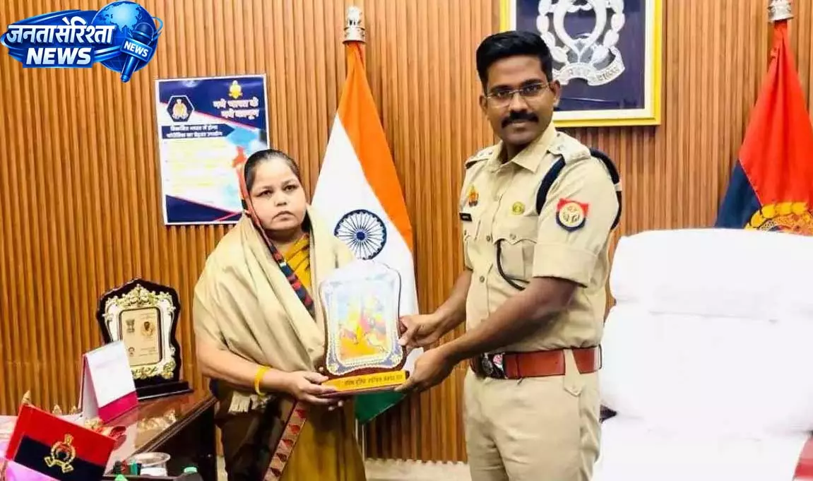 बैग छीनने का विरोध करने वाली महिला सम्मानित बैग छीनने का विरोध करने वाली महिला सम्मानित