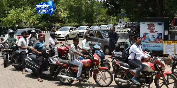 Odisha में पेट्रोल कतारें, विपक्ष ने सरकार को घेरा Odisha में पेट्रोल कतारें, विपक्ष ने सरकार को घेरा