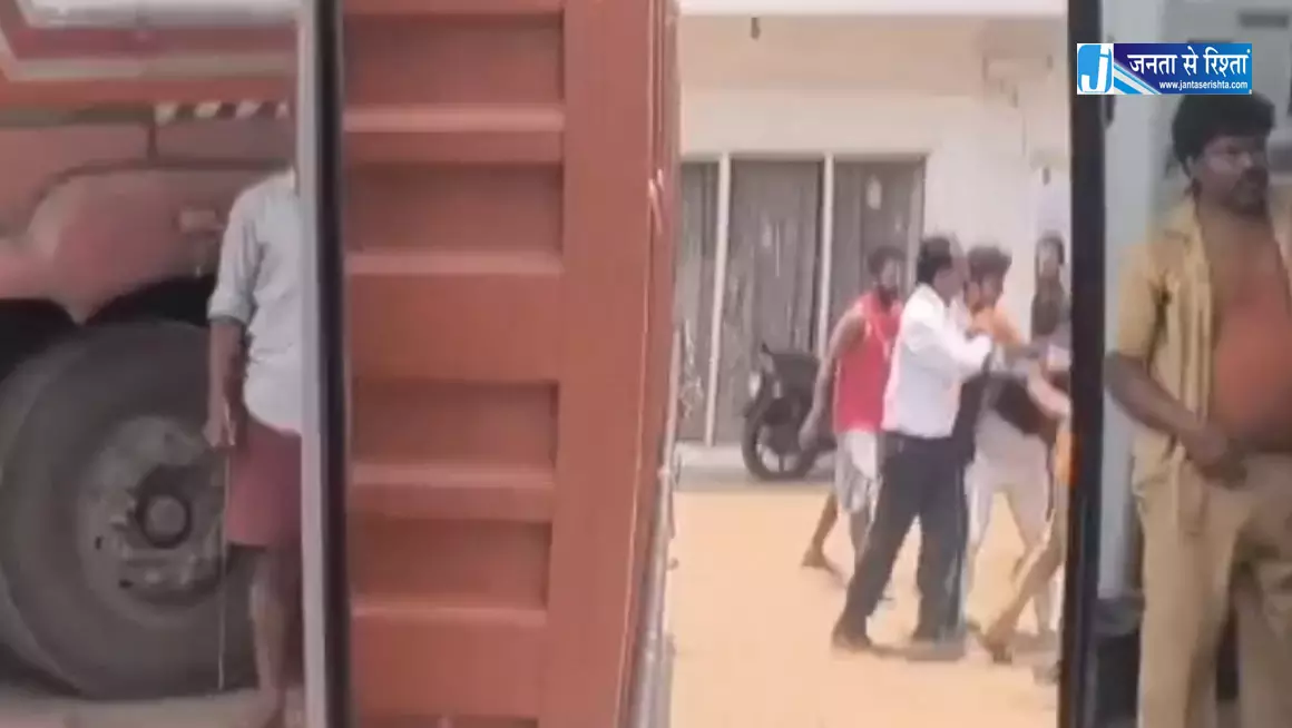 पेट्रोल को लिमिट से ज्यादा देने का विरोध, मैनेजर पर सरेआम हमला पेट्रोल को लिमिट से ज्यादा देने का विरोध, मैनेजर पर सरेआम हमला