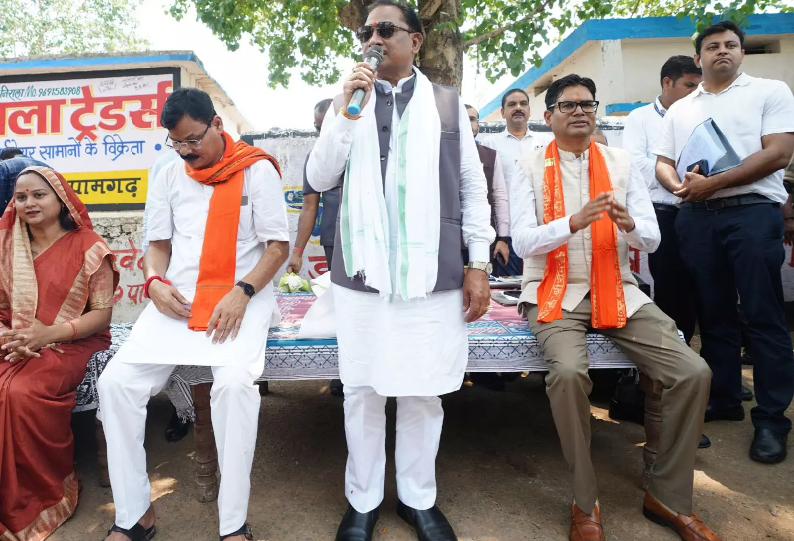 गांव की चौपाल में दिखी मुख्यमंत्री विष्णुदेव साय की सादगी और संवेदनशीलता गांव की चौपाल में दिखी मुख्यमंत्री विष्णुदेव साय की सादगी और संवेदनशीलता