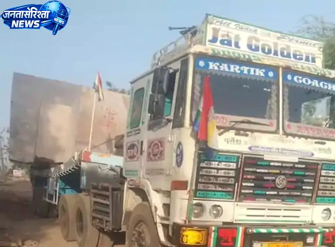 ओवरलोड ट्रेलर का पहिया सड़क में धंसा, 15 घंटे से भारी वाहनों की आवाजाही ठप ओवरलोड ट्रेलर का पहिया सड़क में धंसा, 15 घंटे से भारी वाहनों की आवाजाही ठप