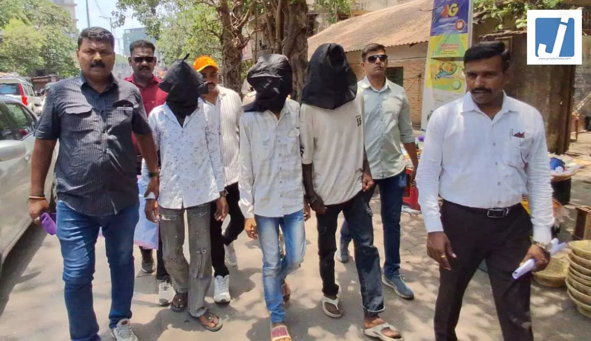 पिता ने बच्चों को बनाया शातिर चोर, फैमिली गैंग का पुलिस ने किया पर्दाफाश पिता ने बच्चों को बनाया शातिर चोर, फैमिली गैंग का पुलिस ने किया पर्दाफाश