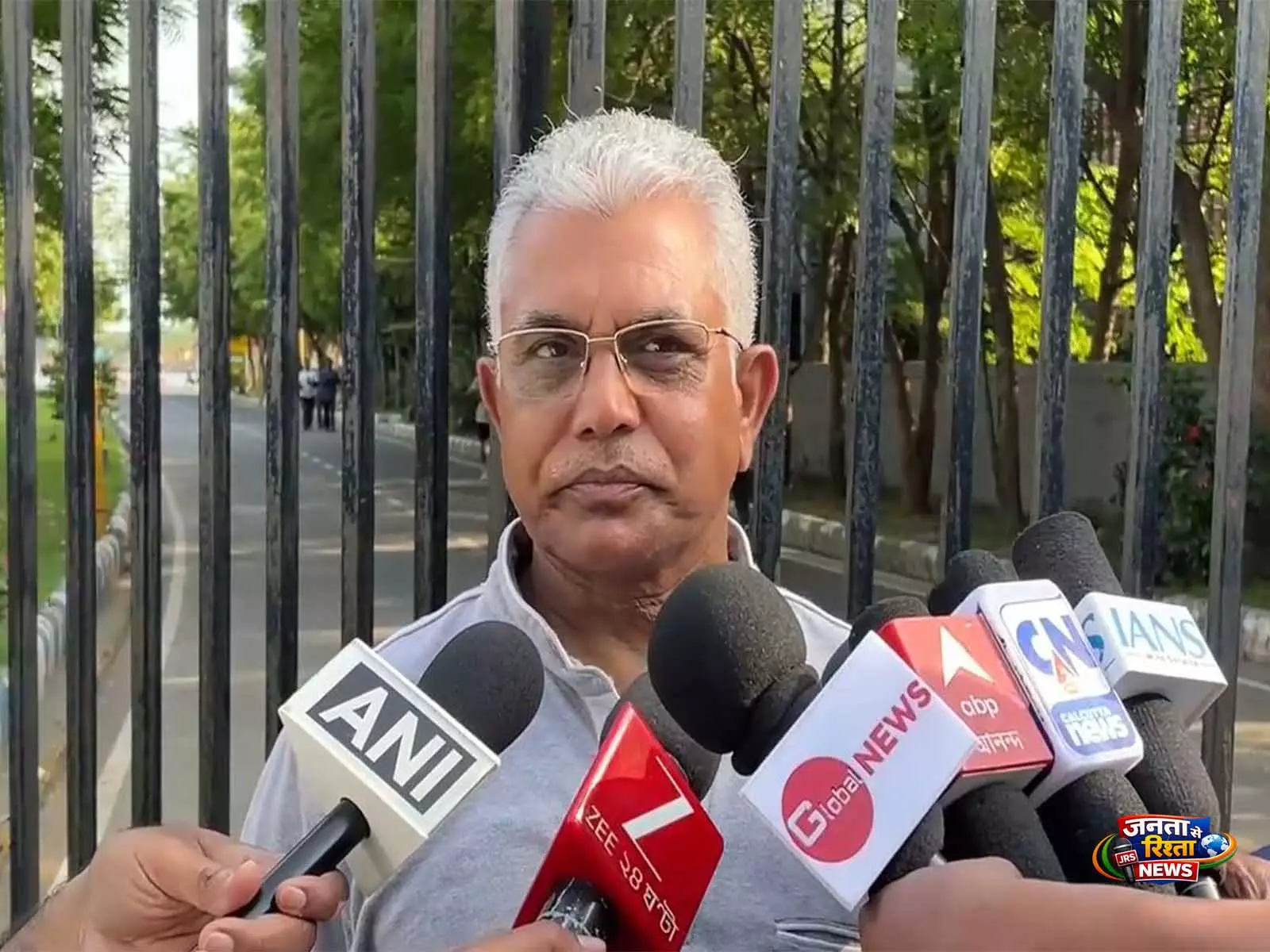 FIR पर सियासत तेज, दिलीप घोष ने TMC नेताओं पर लगाए तानाशाही के आरोप FIR पर सियासत तेज, दिलीप घोष ने TMC नेताओं पर लगाए तानाशाही के आरोप