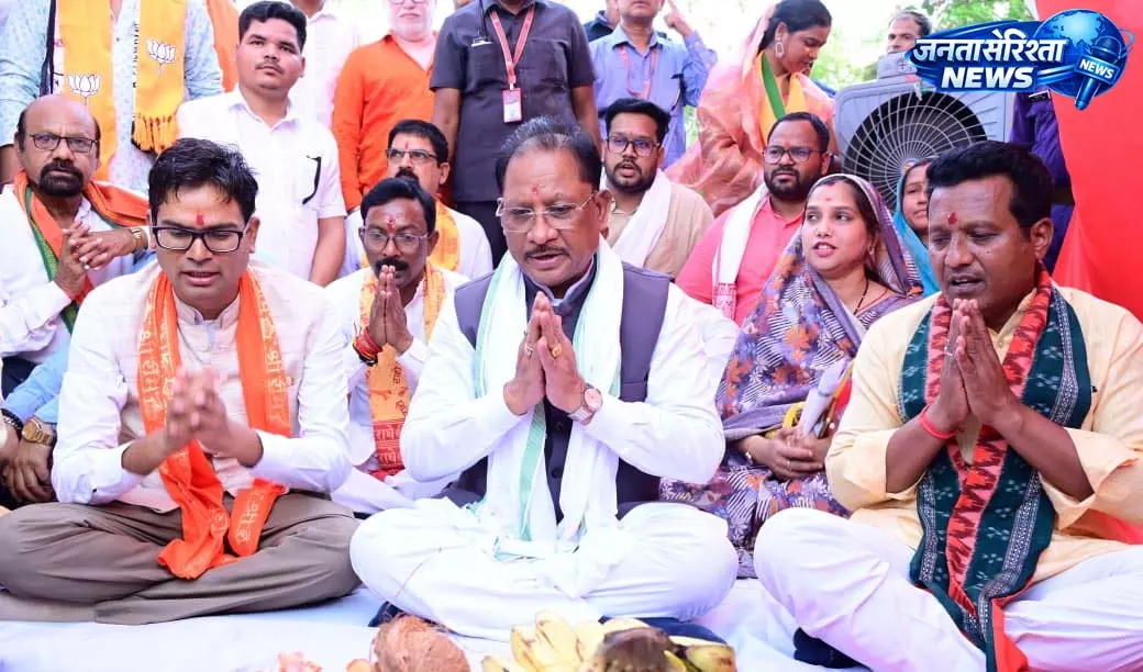 लेमरू पहुंचे मुख्यमंत्री, चौपाल लगाकर सुनी ग्रामीणों की समस्याएं लेमरू पहुंचे मुख्यमंत्री, चौपाल लगाकर सुनी ग्रामीणों की समस्याएं