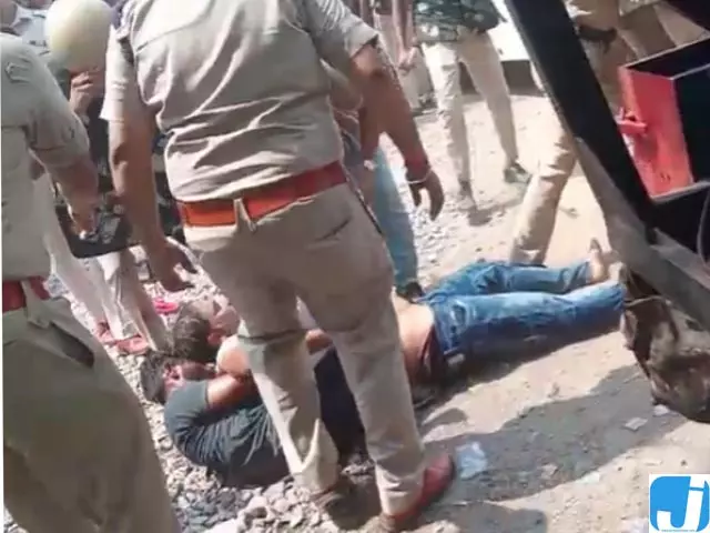 CG: सफाई कर्मियों पर पुलिस का बल प्रयोग, कई घायल CG: सफाई कर्मियों पर पुलिस का बल प्रयोग, कई घायल
