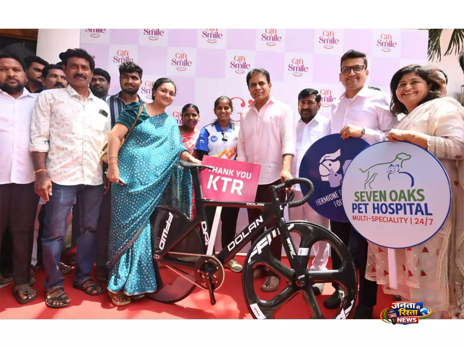 KTR ने गिफ्ट ए स्माइल पहल के तहत युवा साइकिल चालक रम्या से किया वादा पूरा किया KTR ने गिफ्ट ए स्माइल पहल के तहत युवा साइकिल चालक रम्या से किया वादा पूरा किया