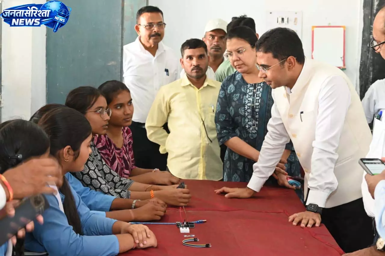 कलेक्टर ने समर कैम्प का किया अवलोकन कलेक्टर ने समर कैम्प का किया अवलोकन