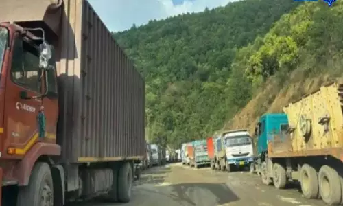 Manipur: सेनापति में KIM बंद होने से 500 गाड़ियां रुकीं, सप्लाई का संकट Manipur: सेनापति में KIM बंद होने से 500 गाड़ियां रुकीं, सप्लाई का संकट
