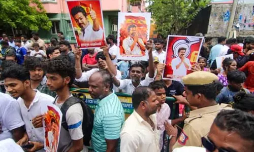 स्थानीय निकाय चुनावों की हलचल से टीवीके की ओर झुकाव बढ़ा, इन दलों के नेता बदलने लगे पाला स्थानीय निकाय चुनावों की हलचल से टीवीके की ओर झुकाव बढ़ा, इन दलों के नेता बदलने लगे पाला