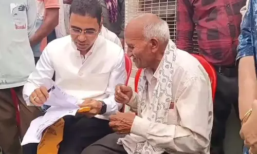 किसान को लाभ दिलाने कलेक्टर ने भरा आवेदन, संवेदनशील चेहरा देखने को मिला