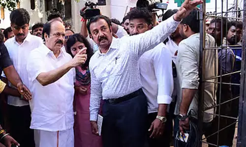 AIADMK व्हिप विवाद पर स्पीकर का बयान, जे.सी.डी. प्रभाकर बोले—सही समय पर लिया जाएगा फैसला AIADMK व्हिप विवाद पर स्पीकर का बयान, जे.सी.डी. प्रभाकर बोले—सही समय पर लिया जाएगा फैसला